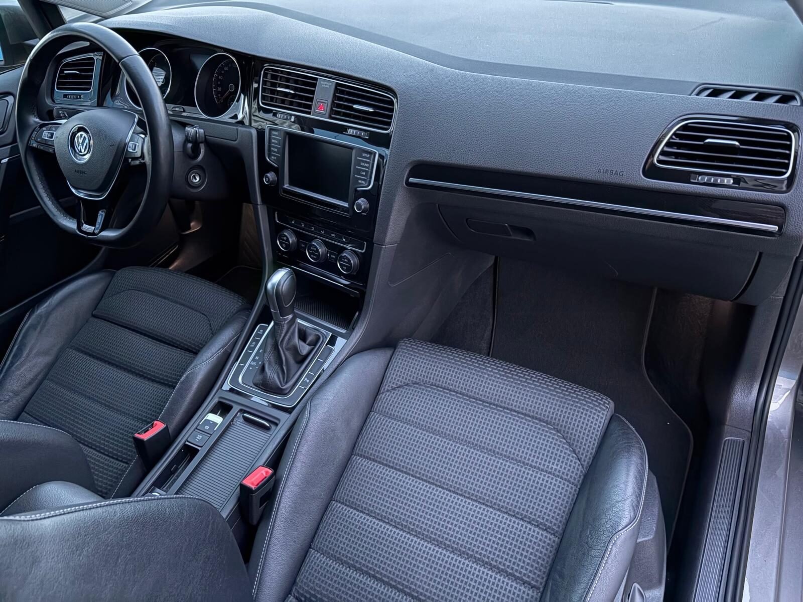 VOLKSWAGEN Golf 1.6 TDI Sport DSG R-Line 110