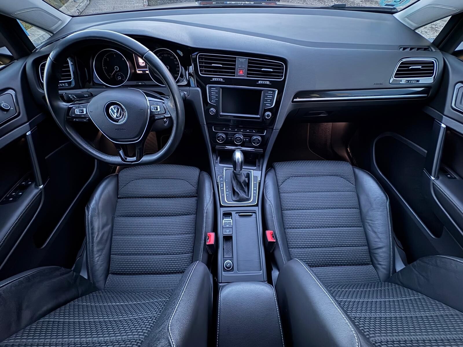 VOLKSWAGEN Golf 1.6 TDI Sport DSG R-Line 110