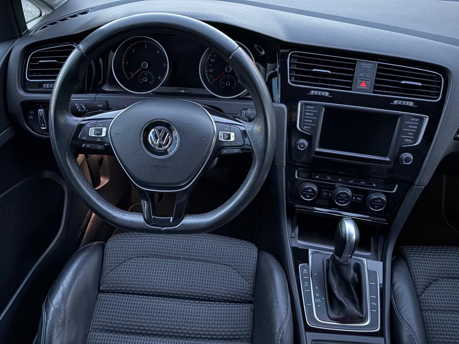 VOLKSWAGEN Golf 1.6 TDI Sport DSG R-Line 110