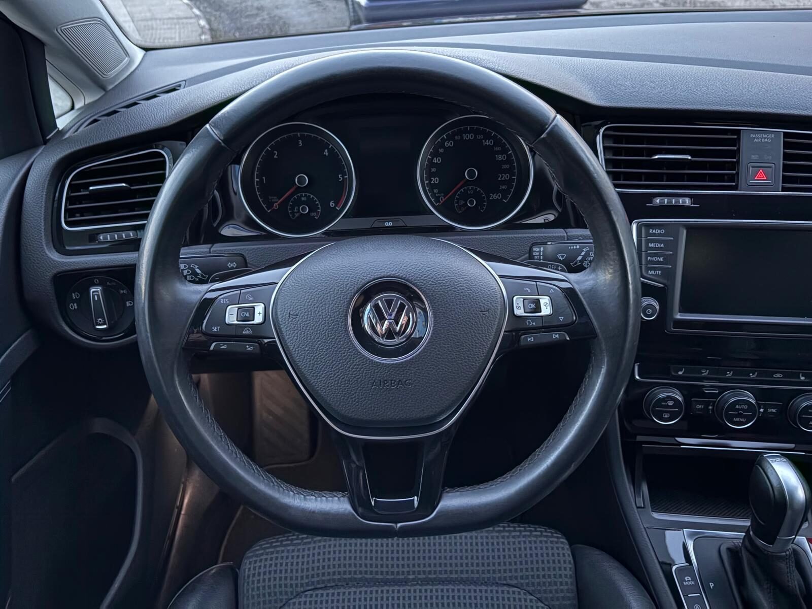 VOLKSWAGEN Golf 1.6 TDI Sport DSG R-Line 110