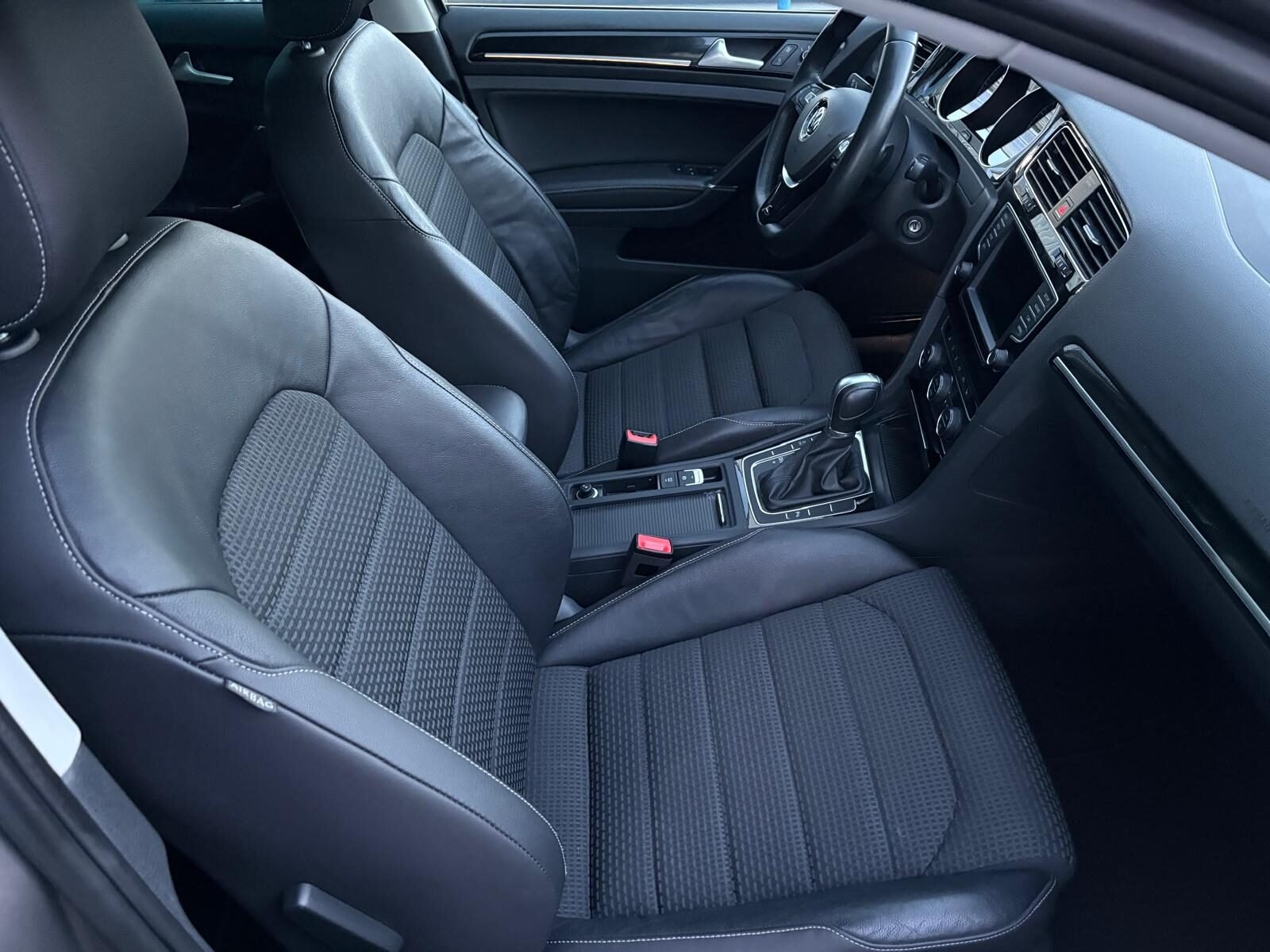 VOLKSWAGEN Golf 1.6 TDI Sport DSG R-Line 110