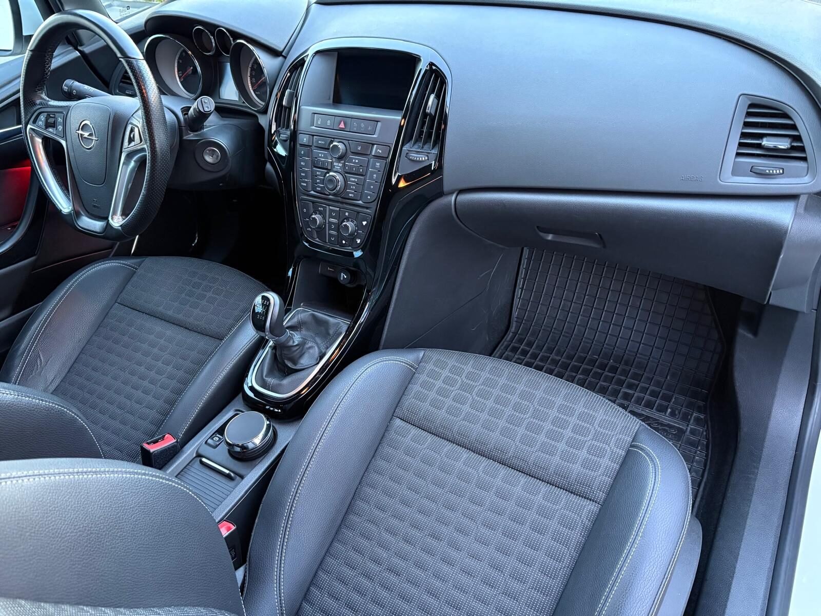 OPEL Astra GTC 1.6 T Sportive 200