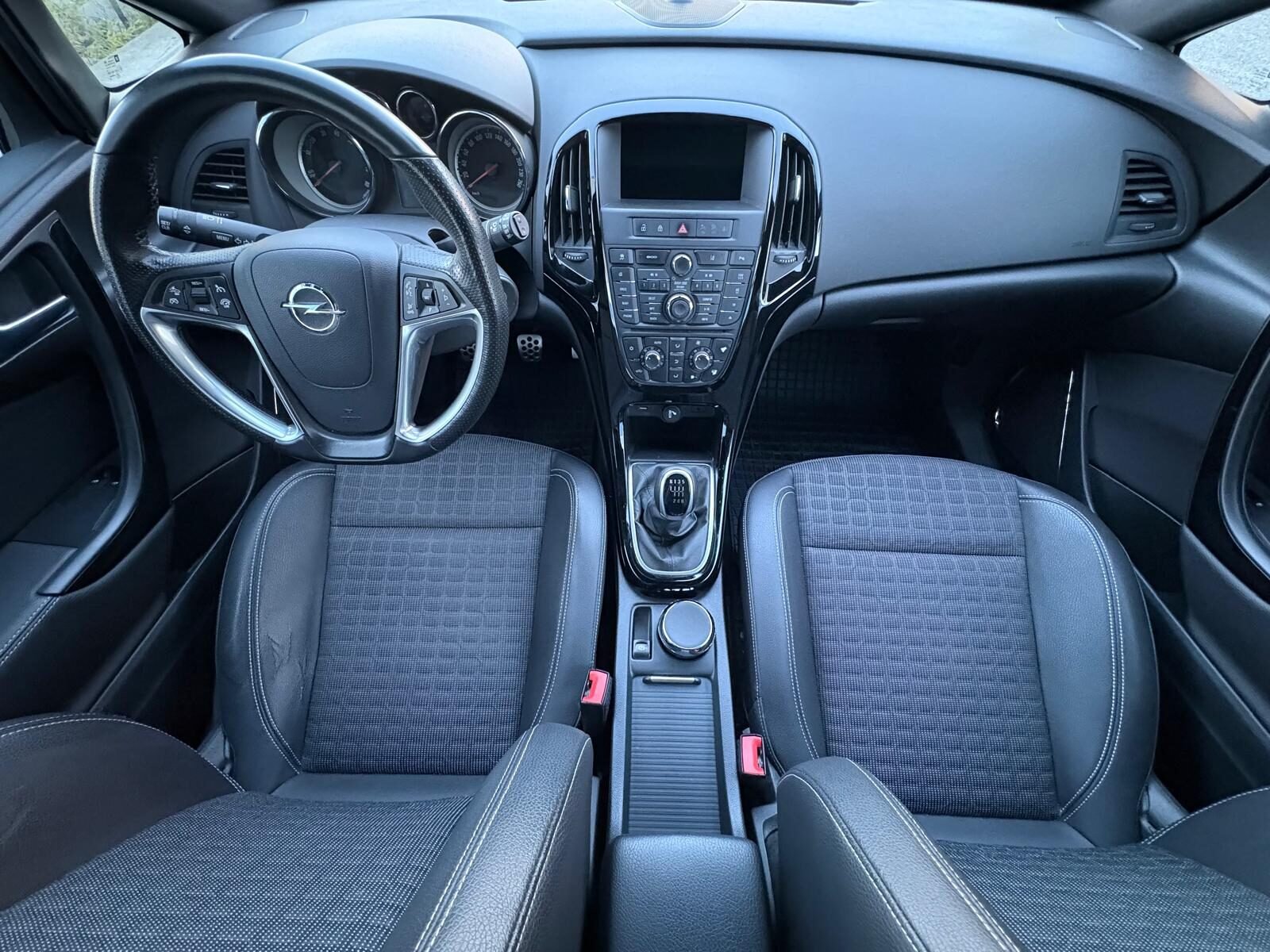 OPEL Astra GTC 1.6 T Sportive 200