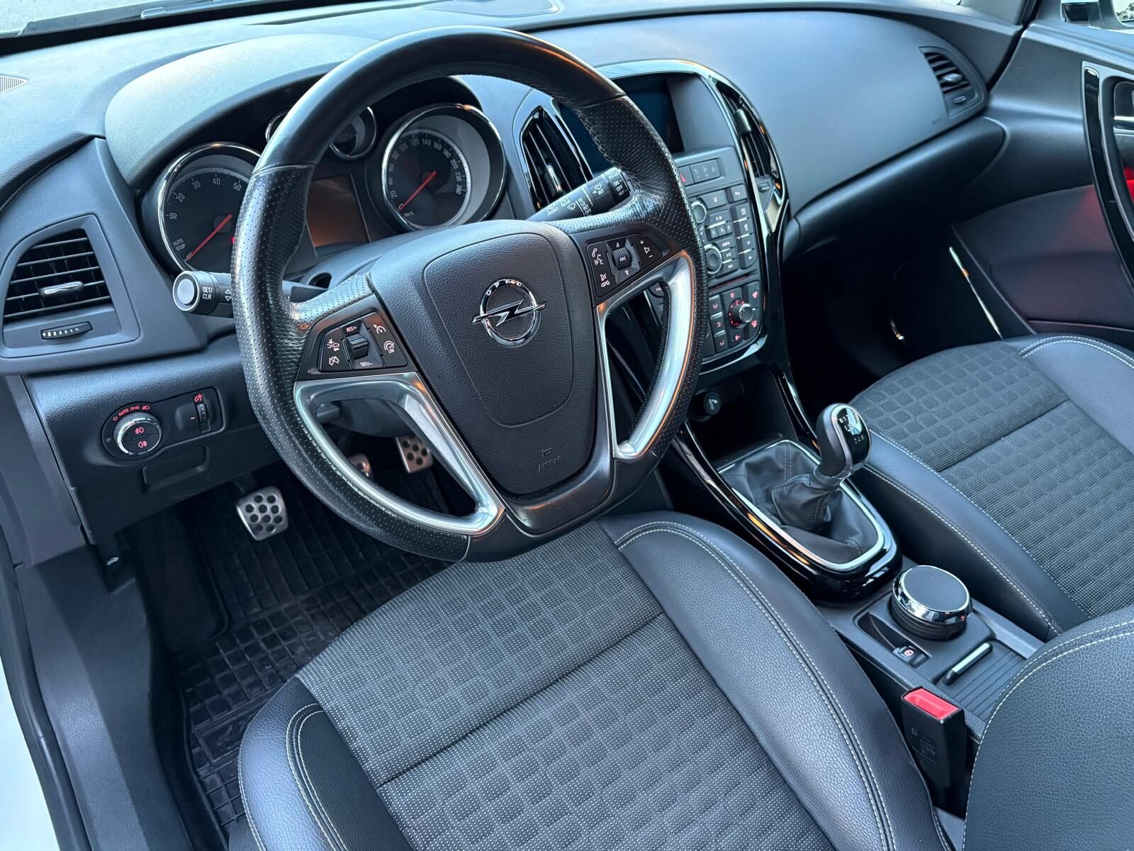 OPEL Astra GTC 1.6 T Sportive 200