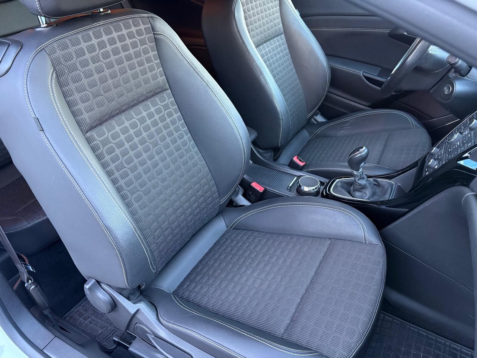 OPEL Astra GTC 1.6 T Sportive 200