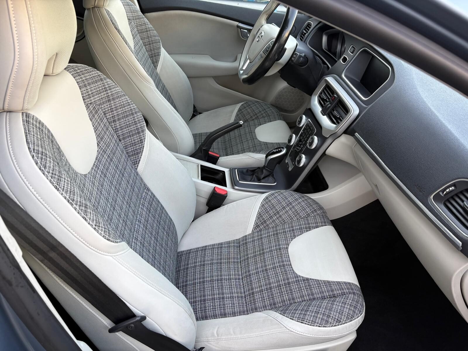 VOLVO V40 2.0 Cross Country D2 Momentum AUT. 120