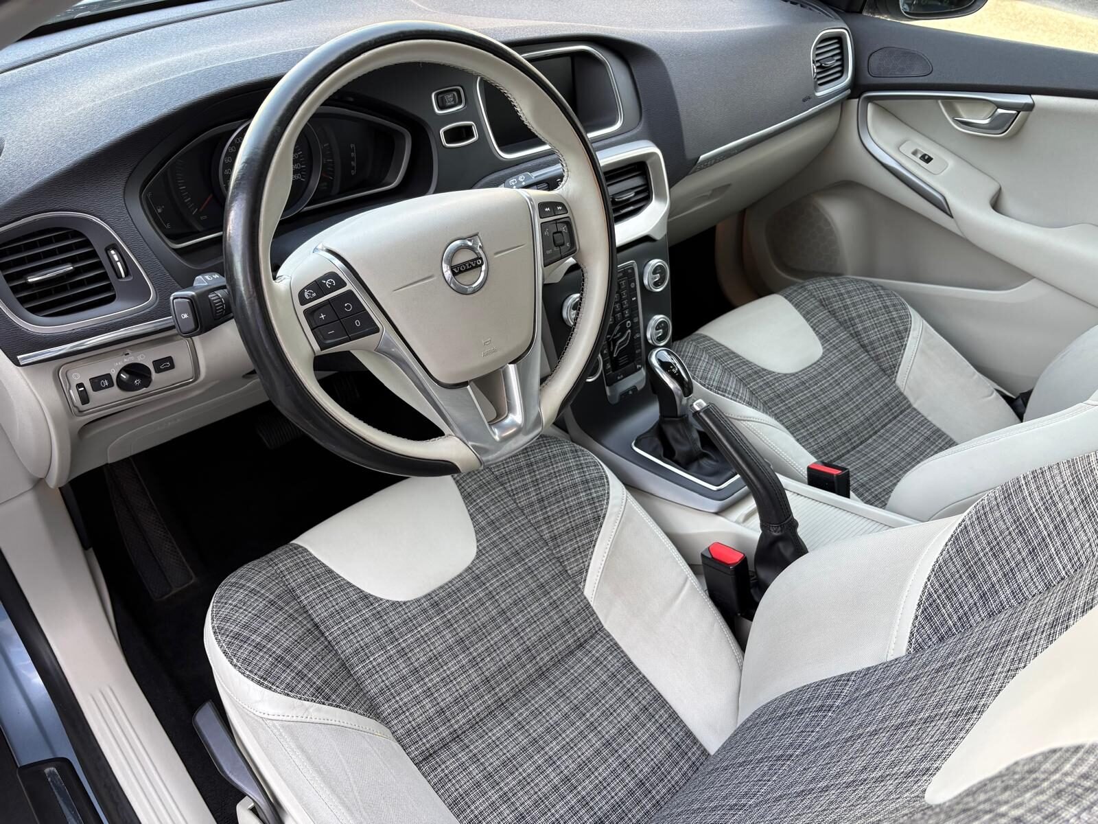 VOLVO V40 2.0 Cross Country D2 Momentum AUT. 120