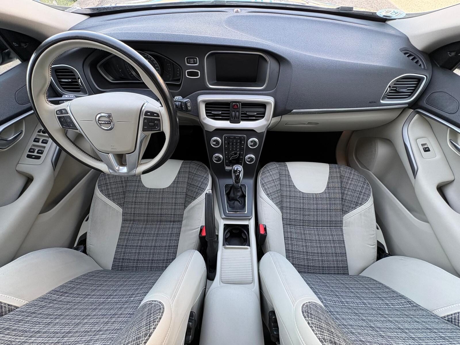 VOLVO V40 2.0 Cross Country D2 Momentum AUT. 120