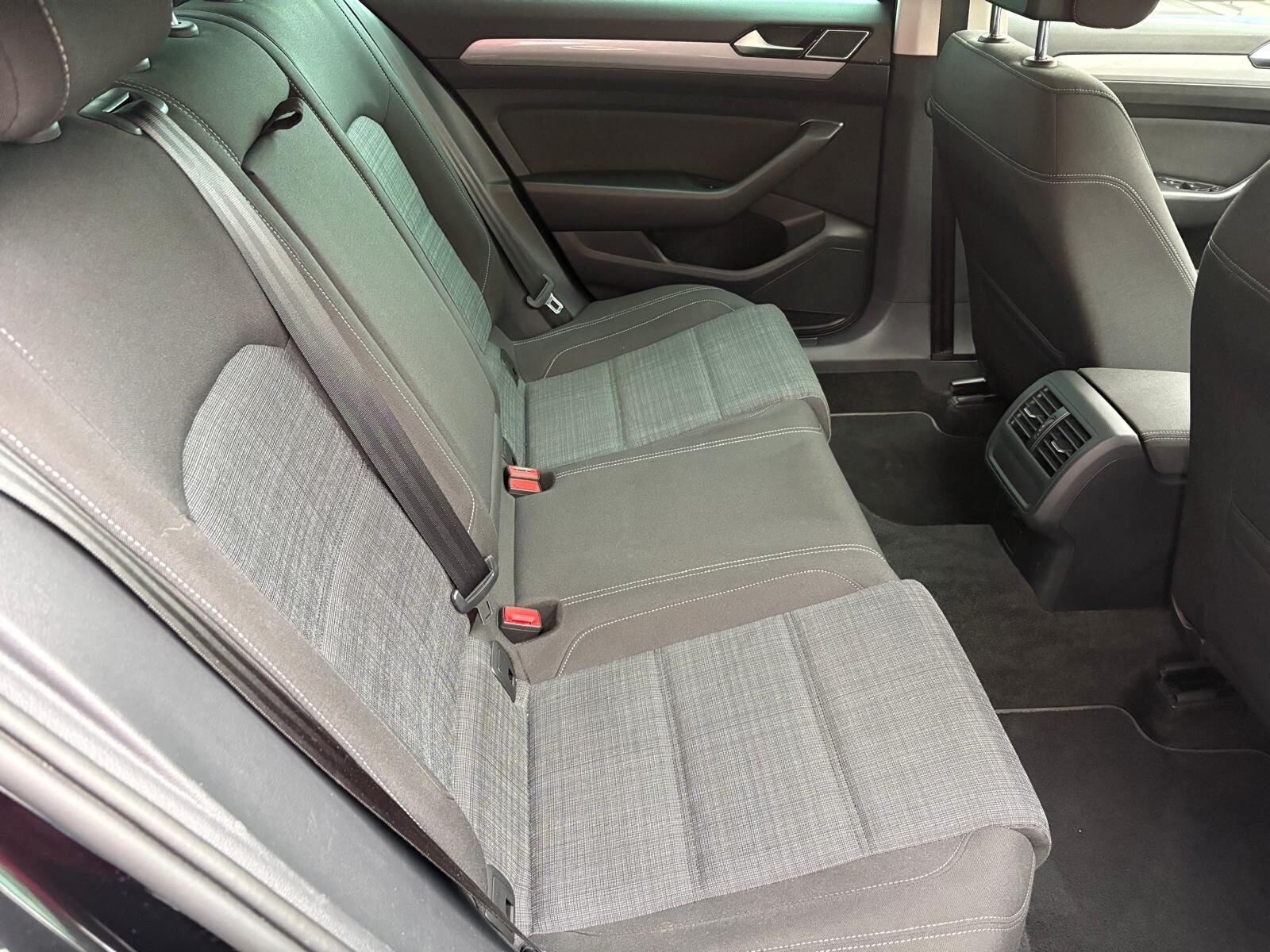 VOLKSWAGEN Passat 1.6 TDI Executive DSG7 120