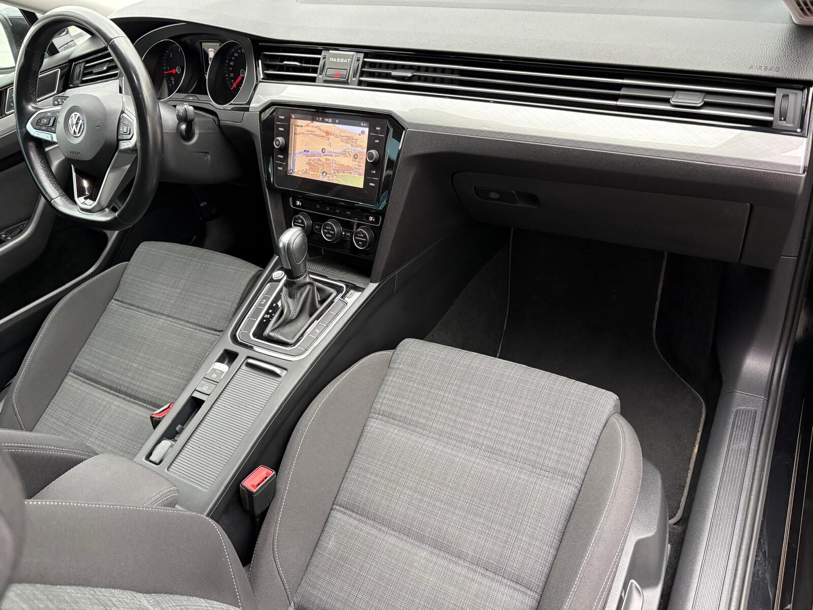 VOLKSWAGEN Passat 1.6 TDI Executive DSG7 120